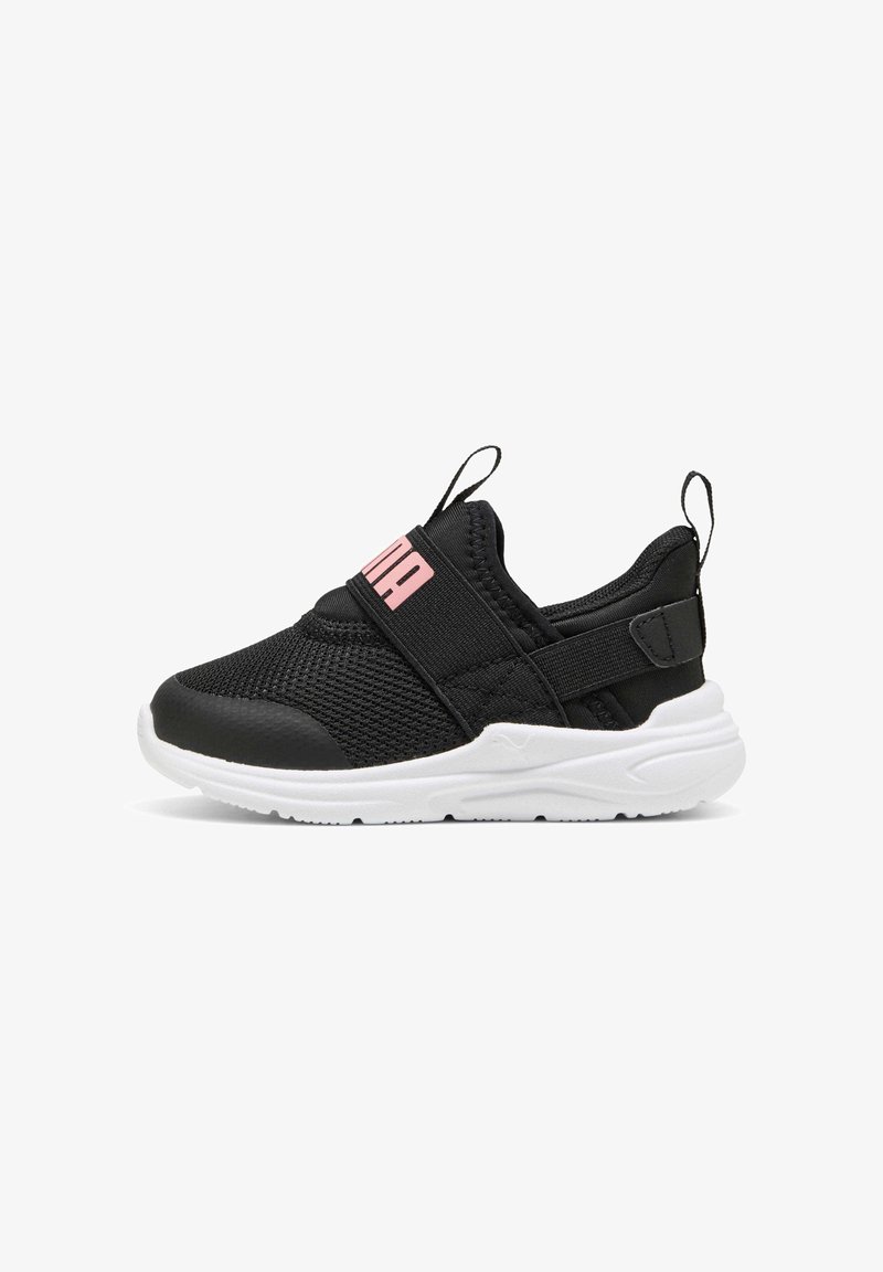 Zapatilla deportiva en blanco y negro para niño pequeño con correa de logo rosa, parte superior de malla transpirable y tiradores en la lengüeta y el talón.