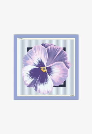 Grande fleur de pensée avec des pétales violets, lilas et blancs, centrée sur un fond carré rayé bleu et blanc avec une bordure bleue.