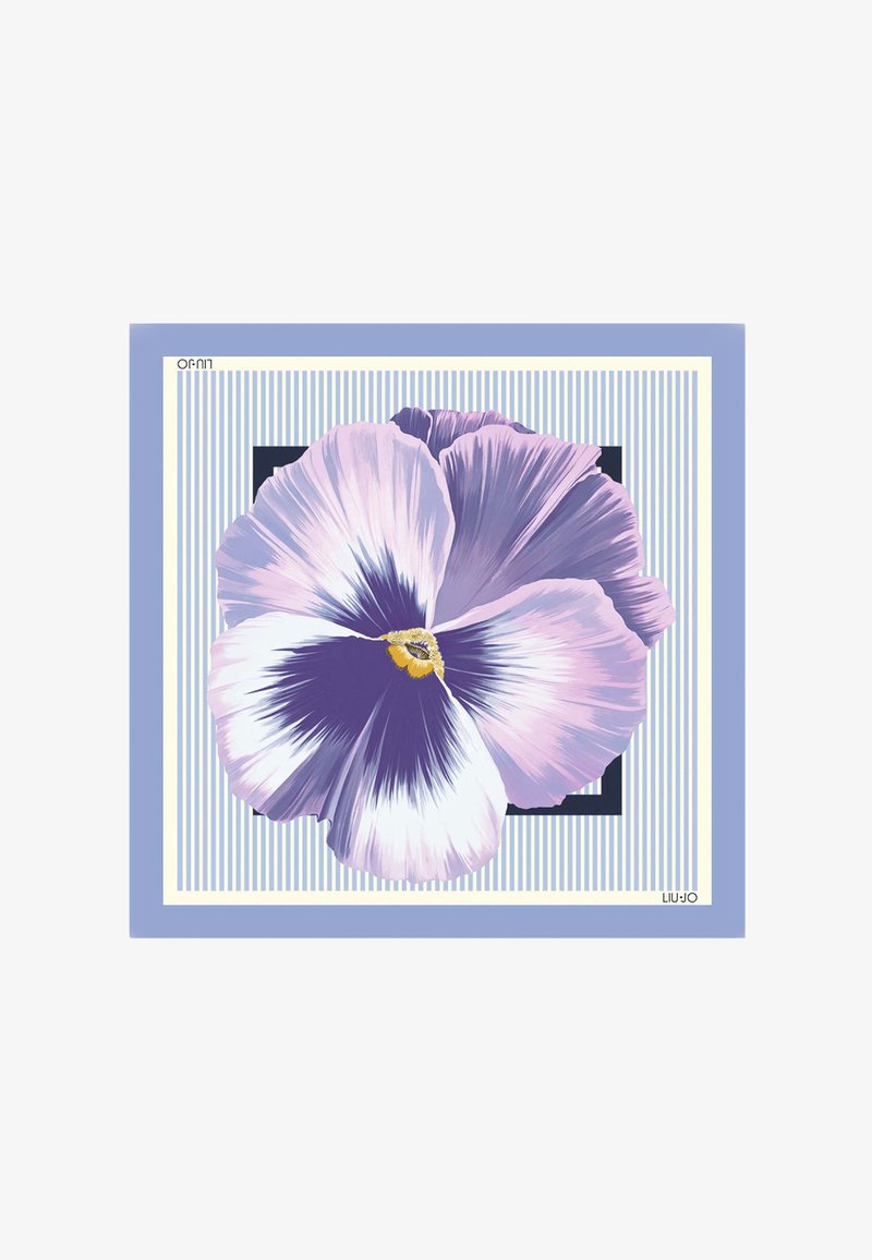Grande fleur de pensée avec des pétales violets, lilas et blancs, centrée sur un fond carré rayé bleu et blanc avec une bordure bleue.