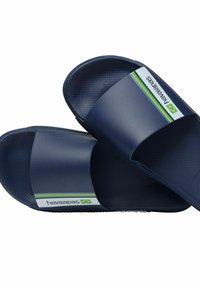 Navyblauwe rubberen slidesandalen met een gestructureerd oppervlak. Voorzien van een brede band en een logo label in groen, blauw en geel.