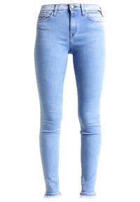 Jeans skinny azzurri chiari in denim, con orlo sfrangiato, design aderente e classico stile a cinque tasche con chiusura a bottone.