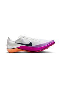 Chaussure de course blanche respirante avec une tige texturée, un Swoosh noir, une semelle intermédiaire dégradée rose et orange, et une semelle extérieure à pointes pour une meilleure traction.