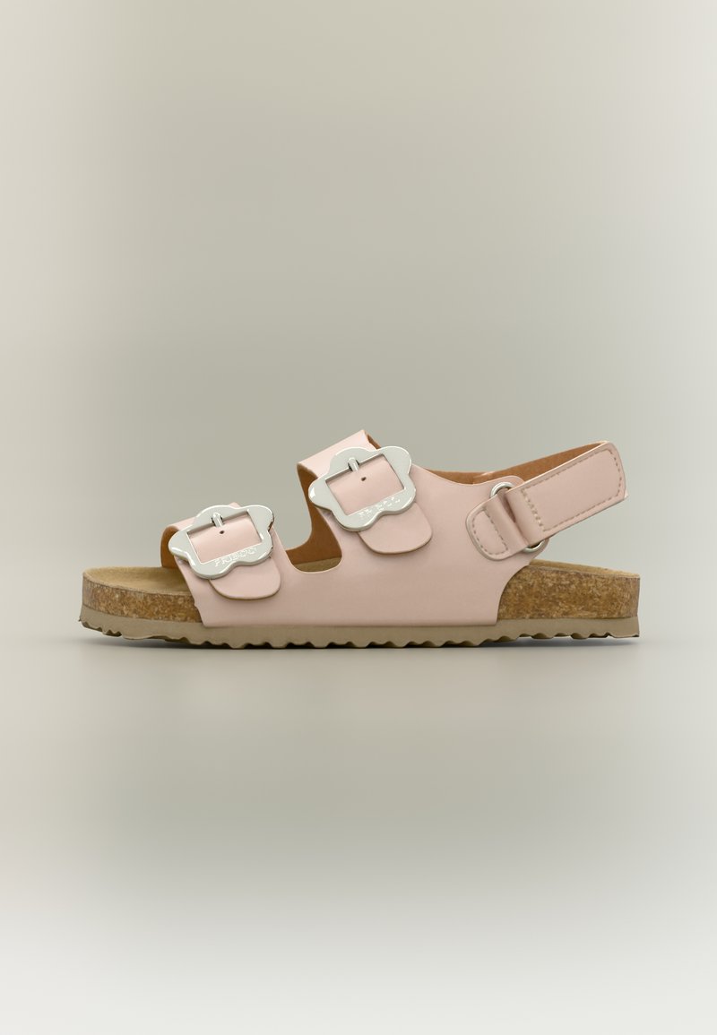 Ροζ ανοιχτό σανδάλι με φελλό σόλα, δύο ασημένιες αγκράφες στο πάνω μέρος και ρυθμιζόμενο λουράκι στο πίσω μέρος, εμφανιζόμενο από πλάγια σε ουδέτερο φόντο.