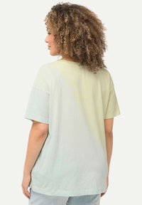 Těmně zelené tričko s tie-dye vzorem, krátké rukávy, volný střih, měkká bavlněná látka, kulatý výstřih, s lehčím gradientem na zadní straně.