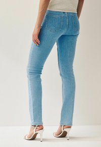 Next SUPER SOFT STANDARD TALL - Vaqueros slim fit - bleach blue