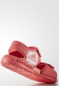 Chanclas Adidas en un vibrante color rosa, con correas ajustables de Velcro, una suela acolchada y una plantilla texturizada para mayor comodidad.