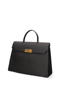 Borsa a mano in pelle nera con forma strutturata, manico superiore e chiusura in tono oro. Presenta una superficie testurizzata e chiusura a patta.