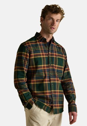 Grünes Karoshirt mit gelben und burgunderfarbenen Streifen, Knopfverschluss und einer Brusttasche. Hergestellt aus Flanellstoff.