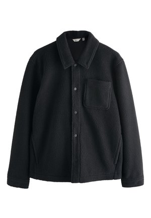 Czarna kurtka z polaru z kołnierzem, przednimi zatrzaskami, kieszenią na piersi oraz dwoma kieszeniami po bokach, odpowiednia na zimną pogodę.