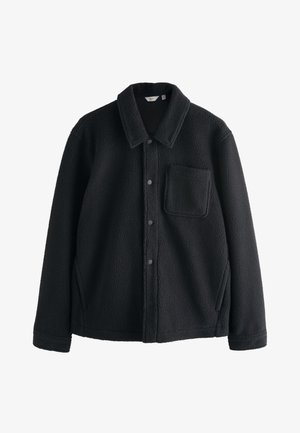 Czarna kurtka z polaru z kołnierzem, przednimi zatrzaskami, kieszenią na piersi oraz dwoma kieszeniami po bokach, odpowiednia na zimną pogodę.