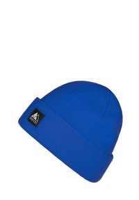 Mėlynas megztas beanie skrybelė su raukšlėta tekstūra ir sulenktu kraštu. Yra juodas audinio etiketė su balta logotipu. Paprastas, funkcinis dizainas.