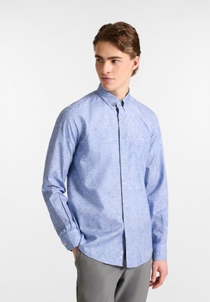 Lichtblauwe lange mouw shirt met een gestructureerd patroon, voorzien van een button-down kraag en een subtiele logo detail op de borst.