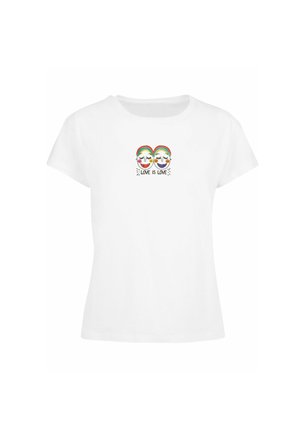 T-shirt bianco in cotone con maniche corte che presenta un grafico colorato di due volti sorridenti e il testo "L'AMORE È AMORE" sottostante.