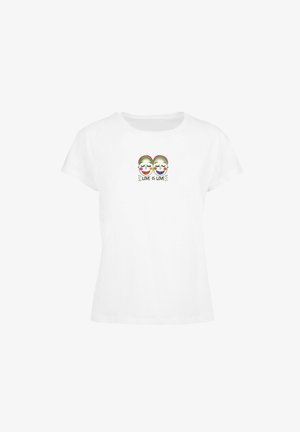 Hvid bomulds t-shirt med korte ærmer, der har et farverigt grafik af to smilende ansigtstræk og teksten "KÆRLIGHED ER KÆRLIGHED" nedenfor.