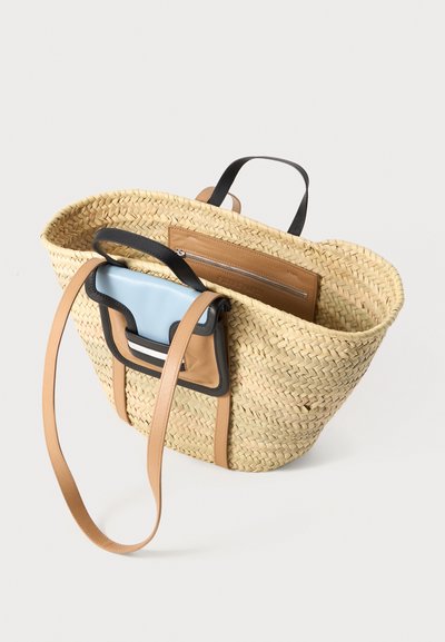 Borsa a tracolla in paglia intrecciata con manici in pelle marrone, dotata di una tasca in pelle blu e marrone con zip all'interno. Apertura superiore, design spazioso.