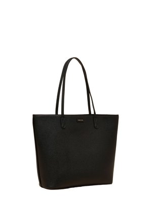 Sort tekstureret lædertaske med to lange håndtag og en lille logo-plade centreret tæt ved den øverste kant.