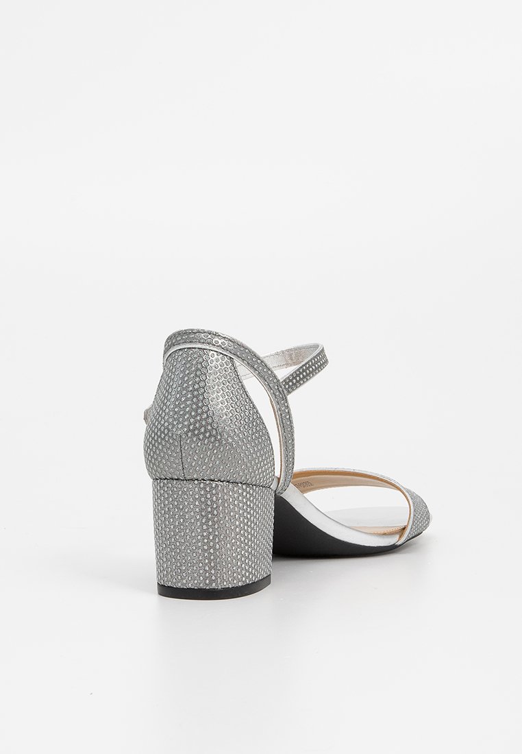 Sandales argentées à talons avec un dessus texturé orné de strass, une sangle ajustable autour de la cheville et un design à talon épais.