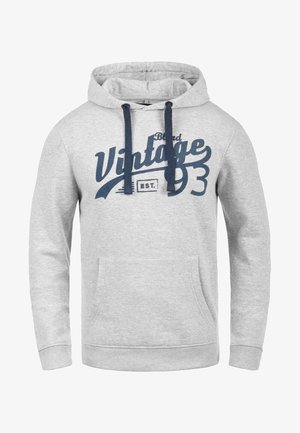 Siva dukserica od pamuka sa kengurskom džepom, s plavim ispisanim tekstom: "Blend Vintage 93" i plavim ušicama.