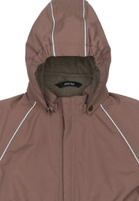 Vaaleanpunainen vedenpitävä takki, jossa on teksturoitu huppu, valkoiset korostesomisteet ja painonapilliset suljettavat. Sisävuori on pehmeää kangasta lisälämmötystä varten.