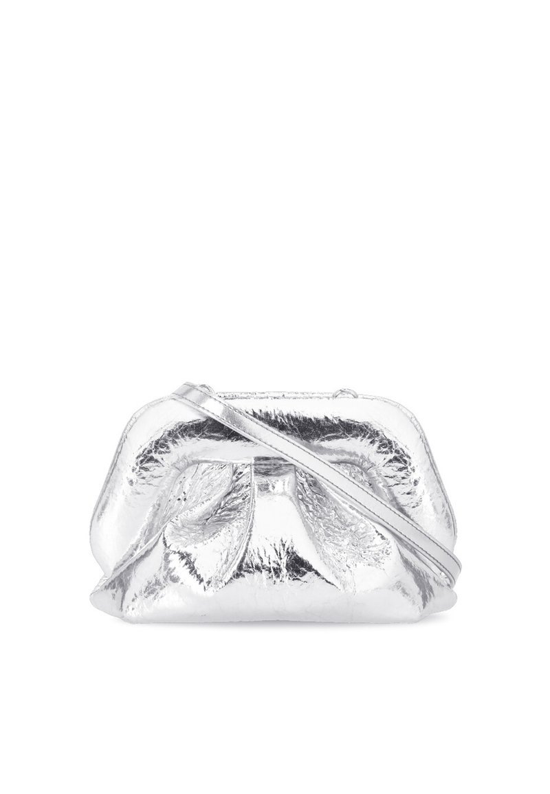 Borsa a tracolla argento metallico con una texture morbida e rugosa, forma arrotondata e una tracolla sottile. La chiusura sembra essere a clip.