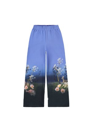 Un pantalon large bleu arbore un motif floral avec des fleurs roses et un cerf au bas, passant à une couleur de fond plus sombre. Ceinture élastique.