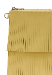 Gul, plisseret clutch lavet af tekstureret materiale, med lynlåslukning og løkke til en rem. Designet inkluderer lodrette frynser.