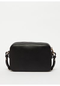 Bolso cruzado rectangular negro texturizado con bordes redondeados y correa ajustable con herrajes en tono dorado sobre un fondo blanco.