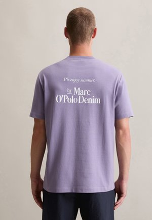 Purple short-sleeve T-shirt featuring text “Pls enjoy summer” and “by Marc O’Polo Denim” in white. Soft cotton fabric and relaxed fit.