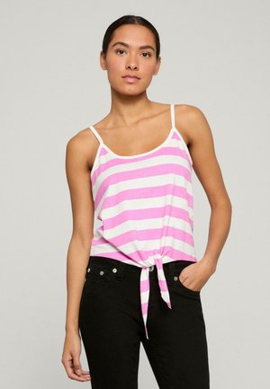 Gestreept tanktop in roze en wit, met dunne bandjes en een geknotte zoom. Gepaard met zwarte broek.