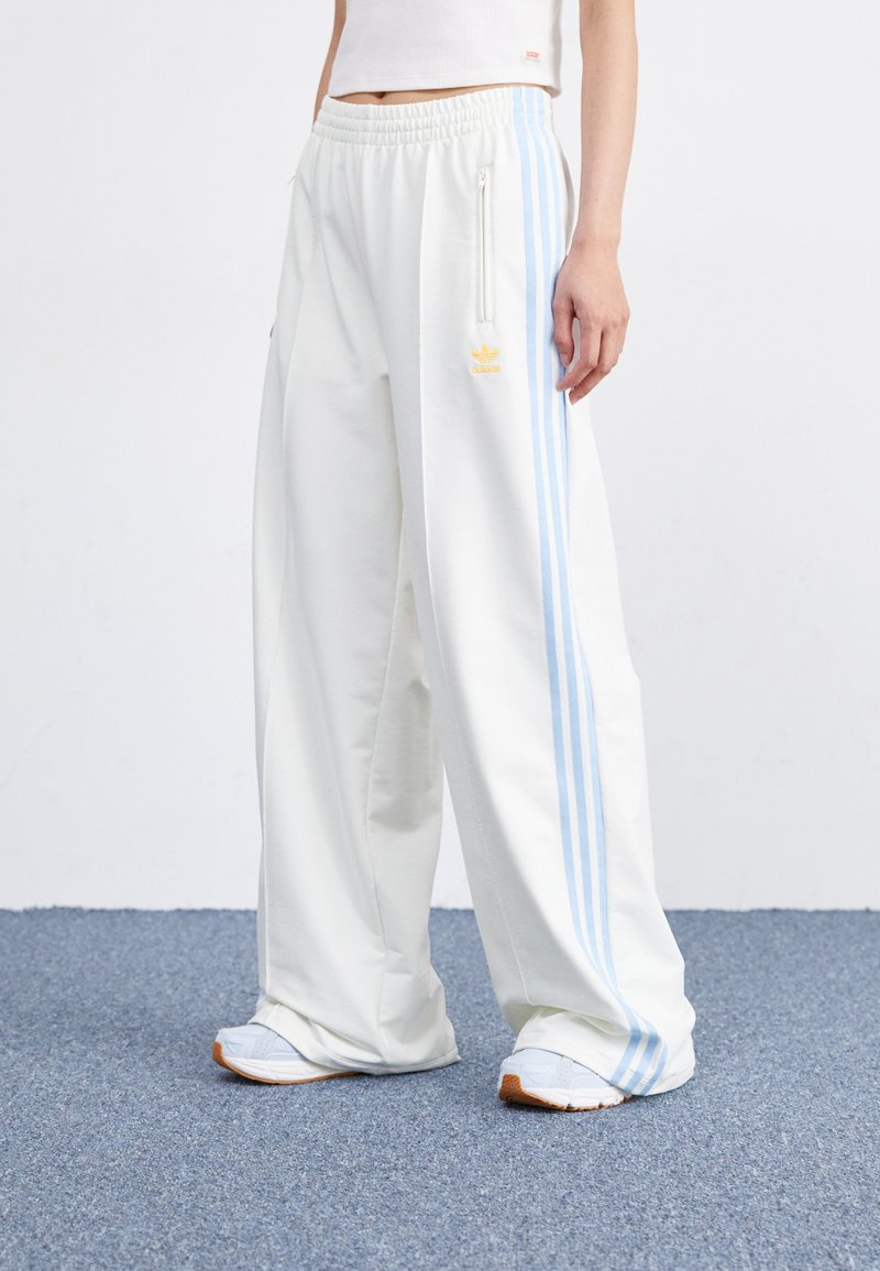 adidas Originals SPORTS CLUB LOOSE TRACK PANT Jogginghose off white