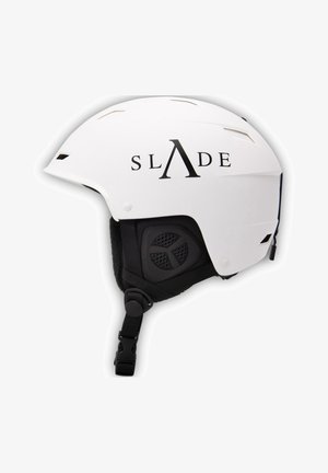 Witte sk helmet met een matte afwerking, voorzien van een zwart "SLADE" logo, ventilatieroosters en een verstelbare kinband met gevoerde oorbescherming.