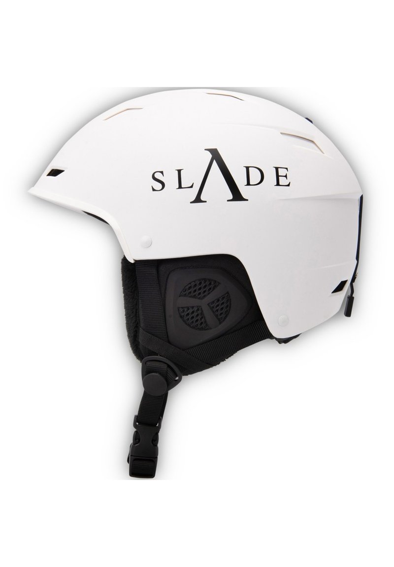 Hvid skihjelm med mat finish, der har et sort "SLADE" logo, ventilationsåbninger og justerbar hage-rem med polstrede øreafdækninger.