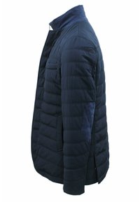 Giacca trapuntata blu navy con colletto alto, con tessuto a contrasto sulle spalle e sui gomiti, chiusura con zip e tasche laterali.