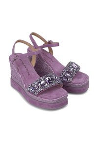 Sandali con zeppa in suede viola, con suola testurizzata, una larga fascia decorata con strass e fibbia alla caviglia per una vestibilità sicura.