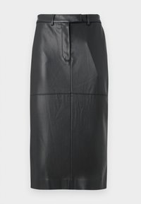 Jupe crayon en simili cuir noir avec passants de ceinture, couture frontale et fermeture dissimulée, longueur genoux avec une finition lisse.
