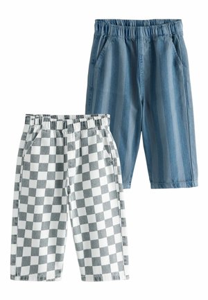 Zwei Shorts: eine aus gestreiftem blauen Denim, die andere mit einem grau-weißen karierten Muster. Beide haben einen elastischen Bund und Taschen.