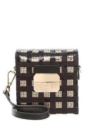 Bolso de mano negro con lentejuelas cuadradas doradas, un broche rectangular dorado y una correa negra desmontable con un gancho dorado.