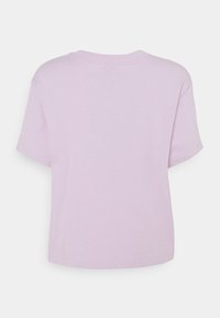 Ljuslila bomullst-shirt med rund hals och korta ärmar; har en avslappnad passform och synliga sömmar längs ärmarna och fållen.