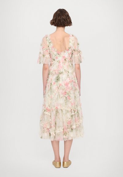 Bloemrijke, doorschijnende maxi-jurk met ruffles aan de mouwen, roze en groene patronen, gelaagd rokje en een open rugdesign. Draag het met gouden gevlochten instappers.