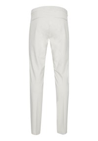 Jasne spodnie wykonane z gładkiego materiału, o dopasowanym kroju, prostych nogawkach oraz tylnej kieszeni z subtelnymi detalami w szwie.