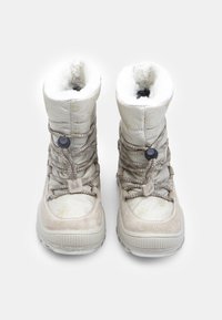 Botas aisladas blancas con caña alta, forro de forro polar, acentos de gamuza, suelas de goma texturizadas y cordones decorativos con cierres de palanca.
