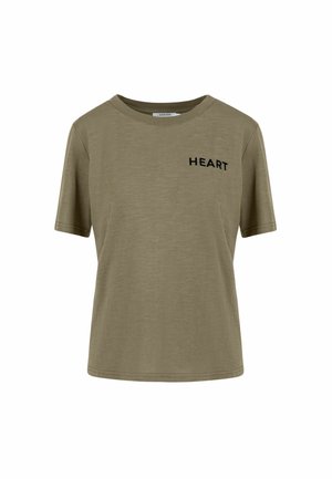 Olivengroen katoenen T-shirt met korte mouwen, ronde hals en zwarte tekst "HEART" op de linkerborst.