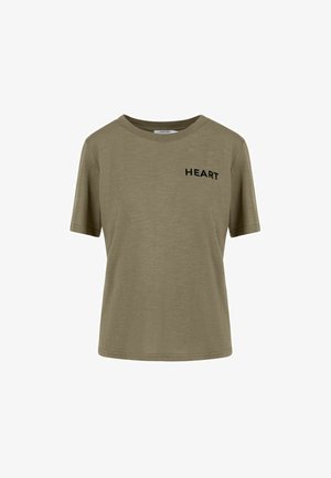 Olivengroen katoenen T-shirt met korte mouwen, ronde hals en zwarte tekst "HEART" op de linkerborst.