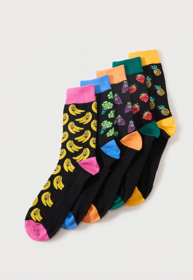 Πέντε ζευγάρια μαύρες κάλτσες με πολύχρωμες μύτες και μανσέτες, καθεμία με επαναλαμβανόμενο σχέδιο φρούτων ή λαχανικών: μπανάνες, μπρόκολα, σταφύλια, φράουλες και ανανάδες.