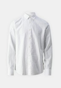 Camisa blanca de manga larga hecha de lino con cuello abotonado, con tejido texturizado y botones delanteros. Diseño limpio y minimalista.