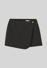 Jupe mini noire avec un design wrap, présentant une texture subtile et un accent de bouton doré. Fermée par une fermeture éclair au dos.