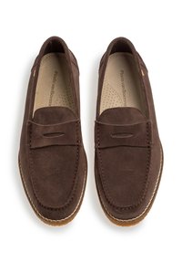 Brune ruskinds loafers med en rund tå, syninger og en forhøjet søm på vampsiden. Perforeret sål og sål i gummi.