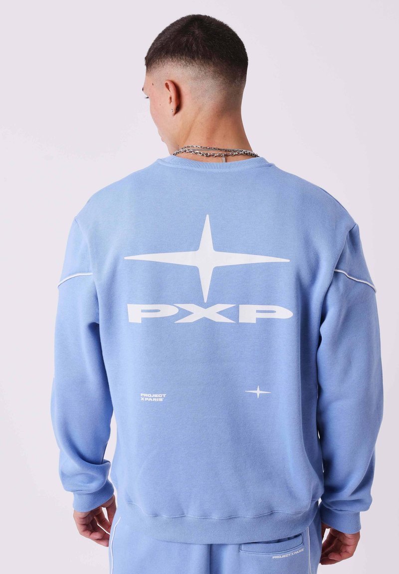 Lichtblauwe sweatshirt van een katoenmix met een ronde hals. Heeft witte merknaam en grafische accenten op de achterkant. Geribbelde manchetten en zoom.