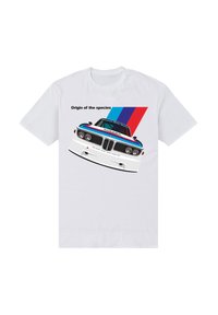 Hvid bomulds T-shirt med et grafik af en BMW racerbiler, med blå, rød og turkis striber, samt teksten "Arternes oprindelse."
