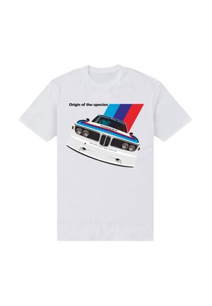 T-shirt en coton blanc avec un graphisme d'une voiture de course BMW, ornée de rayures bleues, rouges et turquoise, et du texte "Origine des espèces."